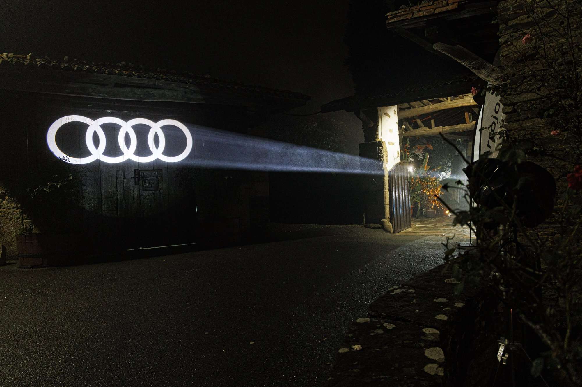 Aros de Audi proyectados en la pared durante el evento