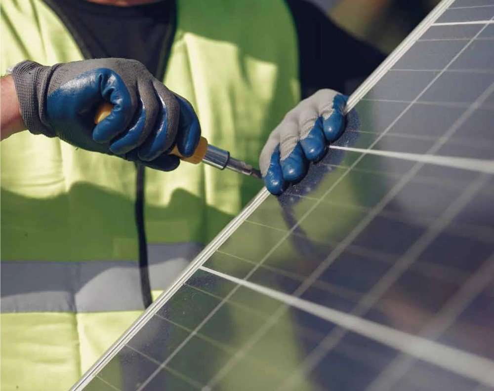 Operario atornillando placas solares
