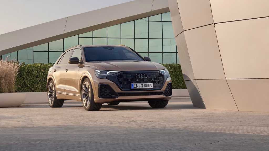 Audi Q8 en paisaje urbano